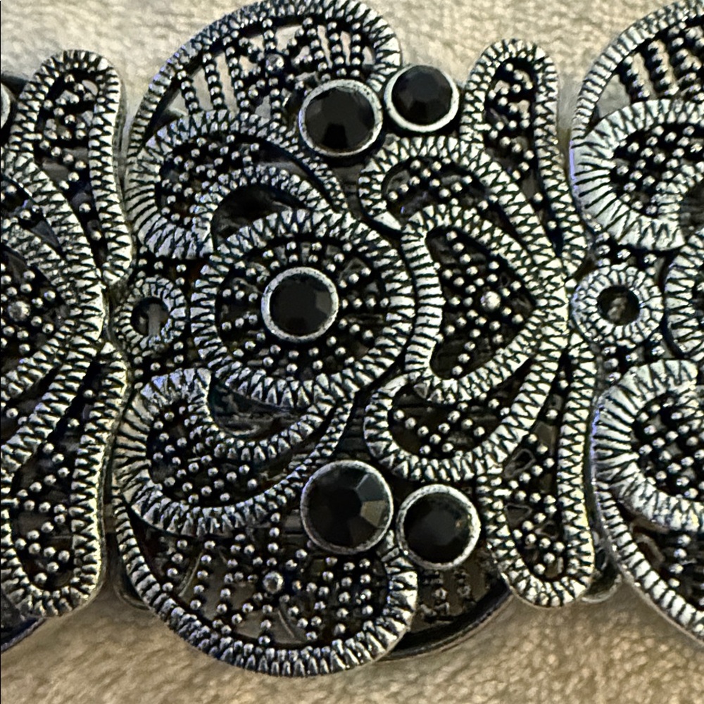 Beakey Vintage Style Filagree Stretch Bracelet 🕷️ - Picture 4 of 4